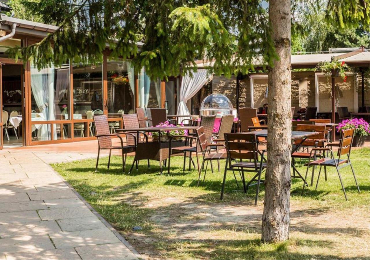 Hotel Pod Kasztanami Люблин Экстерьер фото