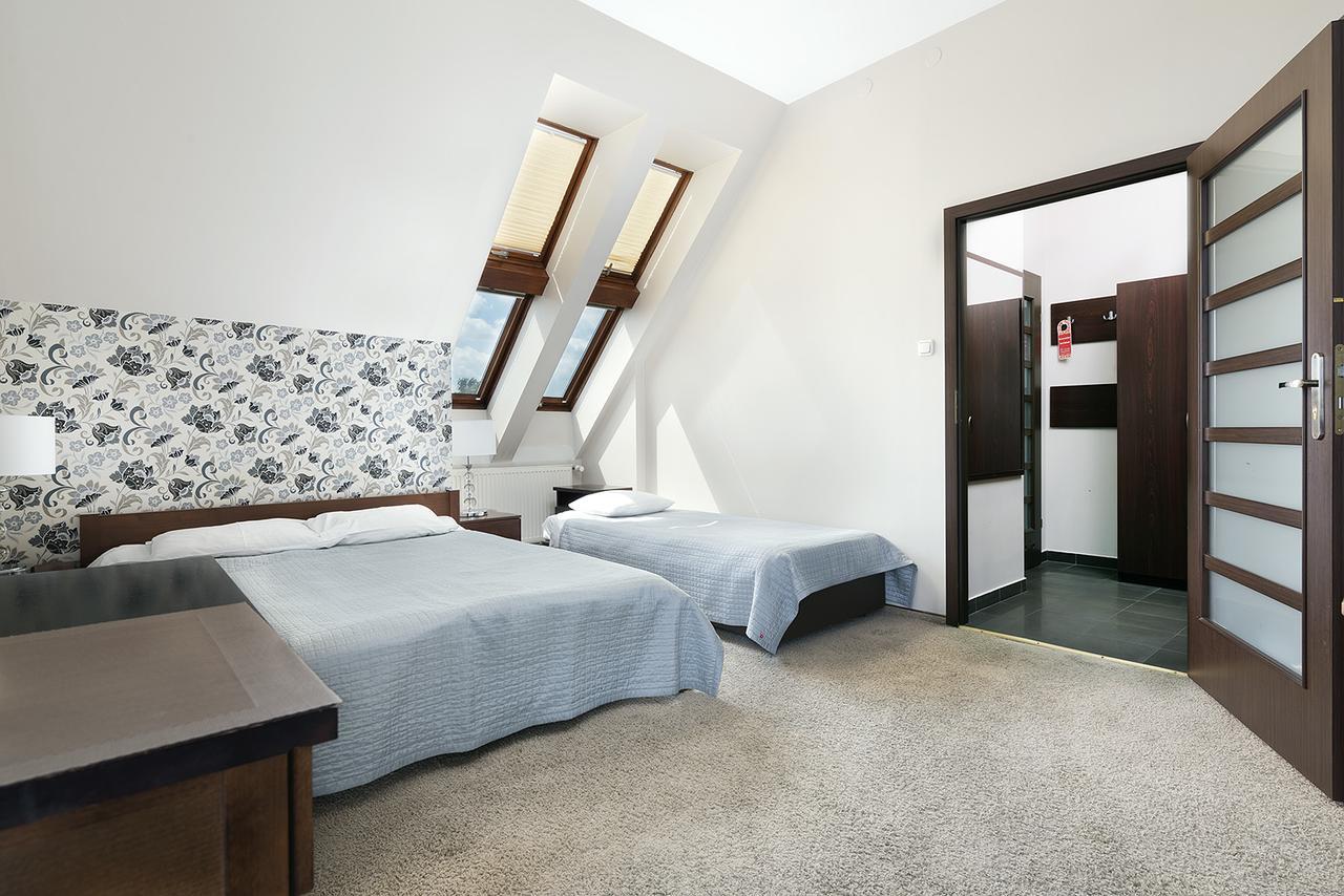 Hotel Pod Kasztanami Люблин Экстерьер фото